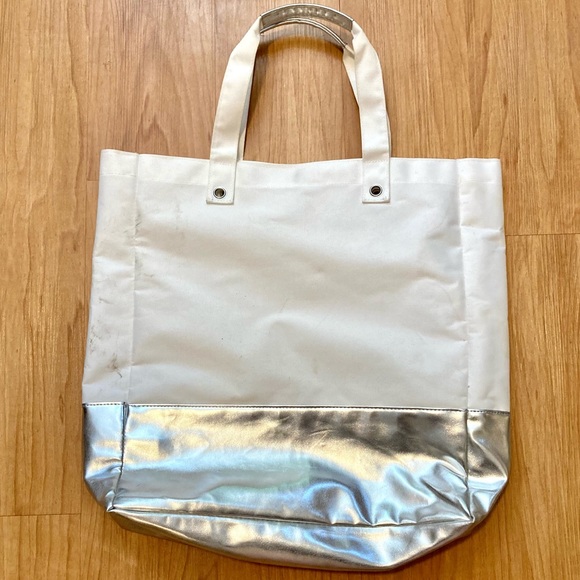 Large white tote bag with metallic silver base - Picture 7 of 7